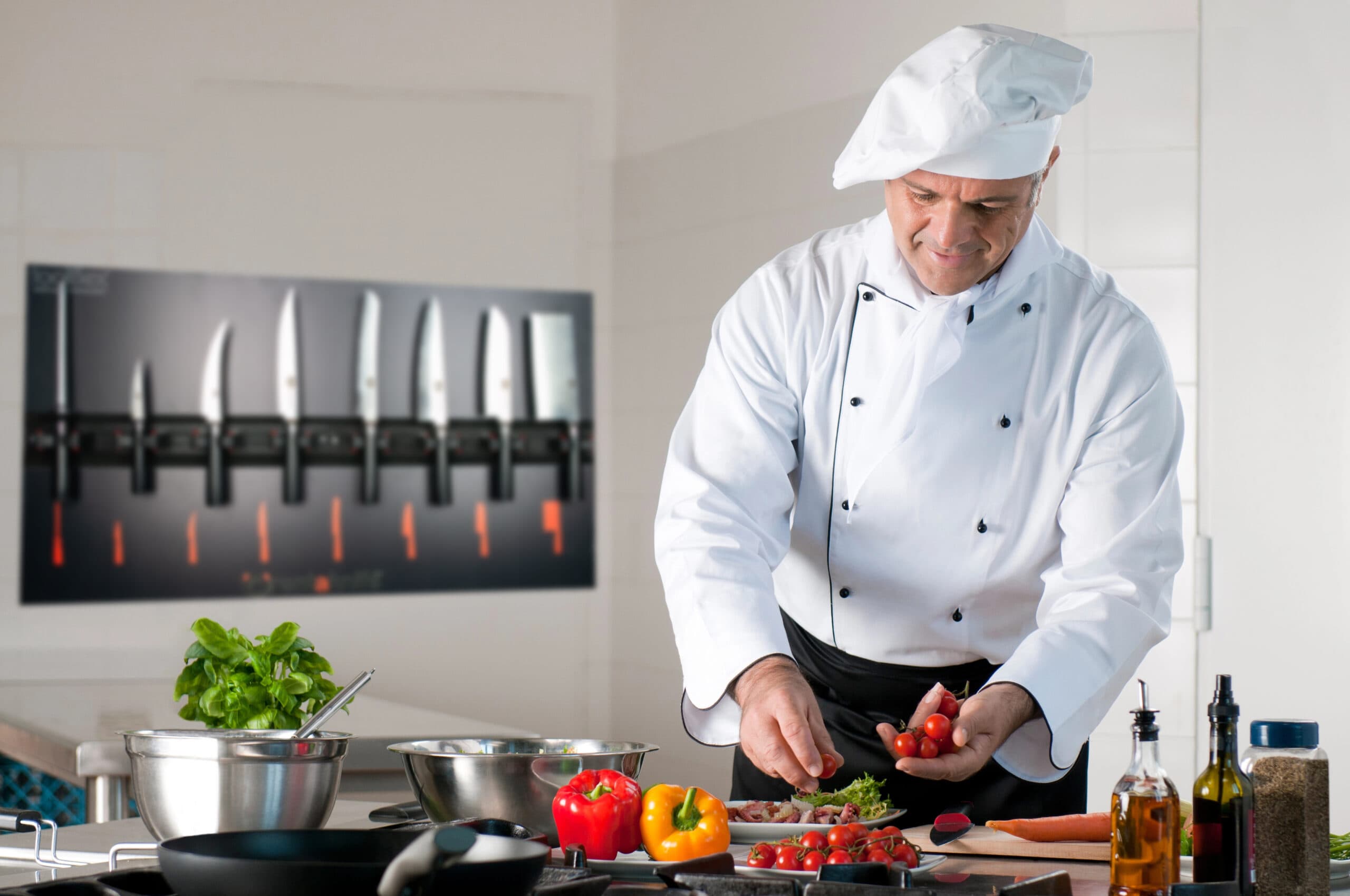 Chef bereidt een gerecht met een koksmes